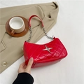 Borsa a spalla rossa trapuntata con stella d'argento e catena su sfondo di tessuto bianco - Rosso