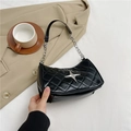 Borsa sottobraccio trapuntata nera con emblema a stella argentata e tracolla a catena - Nero