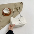 Borsa a spalla bianca trapuntata con ciondolo a stella argento e tracolla a catena - Bianco