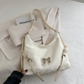 Off-white Schultertasche aus Kunstleder mit silberner Schleife im Balletcore-Stil - Weiß
