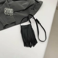 Chique zwarte litchi lederen mini crossbody tas met stijlvolle lange franjes - Zwart