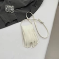 Witte schoudertas met franjes van generfd leer en verstelbare riem voor mobiele telefoon - Wit