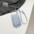 Lichtblauwe crossbody telefoontas van imitatieleer met lange franjes en dunne riem - Blauw