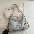 Silberne Hobo-Schultertasche in Metallic-Optik mit Schleife und verstellbarem Gurt - Silber