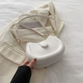 Bolso bandolera semicircular blanco minimalista con acabado en piel y herrajes oro - Blanco