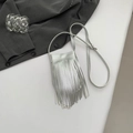 Zilveren metallic crossbody telefoontasje met lange franjes en verstelbare riem - Zilver