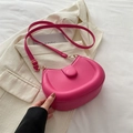 Bolso bandolera de media luna rosa vibrante en cuero PU mate con detalles dorados - rosa intenso