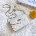 Sac à bandoulière matelassé blanc avec chaîne argentée et pendentif boule évidée - Blanc Cassé Grand