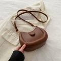 Bolso bandolera minimalista marrón de media luna en cuero sintético y herraje dorado - Marrón