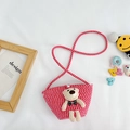 Rosa-weiße geflochtene Umhängetasche für Kinder mit Plüschbär und gepunkteter Schleife - Rot