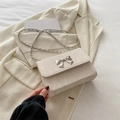 Elegante crèmewitte crossbodytas met marmerpatroon, zilveren strikgesp en een ketting - Wit