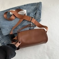 Bolso cilíndrico marrón con correa ancha ajustable y acabado mate de textura suave - Marrón