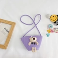 Mini lila geflochtene Umhängetasche mit süßem Teddybär und Perlenverschluss für Kinder - Lila