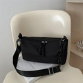 Minimalistische schwarze Nylon-Umhängetasche mit breitem Gurt und Kette auf Stuhl - Schwarz