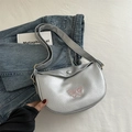 Silberne Metallic-Tasche mit rosa Schmetterlingsstickerei und verstellbarem Schultergurt - Silber
