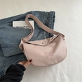 Borsa a tracolla rosa a mezzaluna con trama litchi e dettaglio farfalla ricamata - Rosa