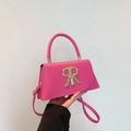 Sac bandoulière rose structuré avec fermoir couronne dorée et finition en cuir PU mat - Rose rouge