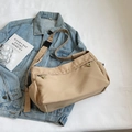 Minimalistische khakifarbene Nylon-Umhängetasche mit verstellbarem Gurt und großem Volumen - Khaki
