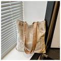 Détail du sac cabas en velours avec texture de feuilles et anses en similicuir brun - Kaki