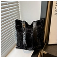 Détail du cabas en velours noir avec texture de feuilles et lanières en cuir brillant - Noir