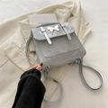 Silberner Damen-Rucksack im Freizeit-Look mit Schmetterlingsschnalle und Vintage-Finish - Silber
