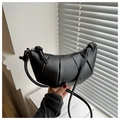 Detalle del bolso croissant negro con diseño plisado y cierre de cremallera metálica - Negro