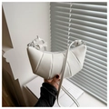 Detalle del bolso croissant de cuero blanco con textura plisada y diseño de asa con nudo tejido - Blanco