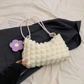 Borsa a spalla bianca texture popcorn con ciondolo floreale viola e manico in corda - Bianco
