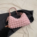 Borsa a spalla rosa con trama a bolle, forma a nuvola morbida e ciondolo floreale - Rosa