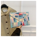 Dettaglio della borsa a busta geometrica multicolore con decoro in metallo dorato a V - Blu