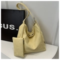 Dettaglio della borsa hobo giallo chiaro con portamonete abbinato in pelle opaca - Giallo