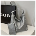 Dettaglio della borsa tote argento metallizzato con trama usurata e pochette - Argento