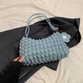 Borsa a spalla azzurra con trama a bolle, ciondolo a fiore e dettaglio cinturino annodato - Blu