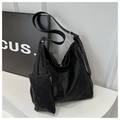 Dettaglio di una grande borsa hobo in velluto nero con pochette rimovibile su supporto - Nero