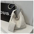 Dettaglio del set di borse tote bianco crema con pochette coordinata e anelli d'argento - Bianco