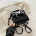 Schwarzer Vintage-Rucksack mit silberner Schmetterlingsschnalle und Wildledertextur - Schwarz