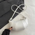 Bolso bandolera tipo croissant blanco plisado con detalles de nudos y correa larga - Blanco