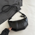 Bolso bandolera croissant negro mate minimalista con pliegues y detalle de nudo - Negro