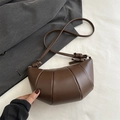 Bolso bandolera minimalista marrón oscuro en cuero mate texturizado suave - Marrón