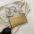 Borsa a mano dorata metallizzata con borchie argento e sottile catena in metallo - Oro