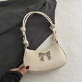 Elegante borsa sottospalla bianco crema con fiocco in metallo argento e tracolla annodata - Bianco