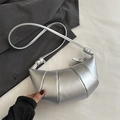 Bolso bandolera tipo croissant plateado metalizado con pliegues y detalle de nudo - Plateado