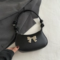 Elegante borsa sottobraccio a mezzaluna nera con fiocco argento e dettaglio nodo manico - Nero