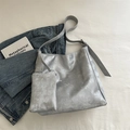 Große silberne Tragetasche mit passender kleiner Geldbörse im modischen Metallic-Look - Silber