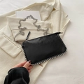 Borsa a mano minimalista in pelle PU nera con catena d'argento e dettagli di perline - Nero