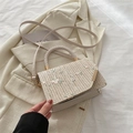 Borsa a tracolla in paglia beige con ricamo floreale e chiusura in metallo elegante - Bianco
