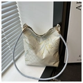 Détail de broderie de bambou et d'oiseau sur sac en toile blanche avec boucle en métal doré - Bambou