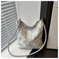 Broderie détaillée de papillons sur un sac seau blanc avec bandoulière tressée chic - Papillon