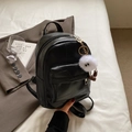 Mini-Rucksack in Schwarz mit Kroko-Struktur aus PU-Leder und Plüschmonster-Anhänger - Mit Anhänger / Schwarz