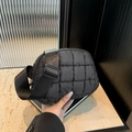 Borsa a tracolla in nylon nero trapuntato con tracolla larga e motivo a quadri - Nero
